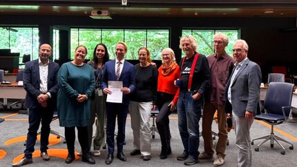 Afbeelding van burgemeester Oosterhout en bestuurder Thuisvester na ondertekening convenant buurtontwikkeling